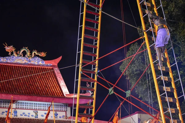 Phuket Tayland Ekim 2018 Çin Tanrıların Tanımlanamayan Bir Devotee Tırmanmak — Stok fotoğraf