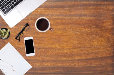 Dizüstü bilgisayar, smartphone, defter, kalem, kurşun kalem ve kahve ile modern ofis resepsiyon ahşap masa. Çalışma Resepsiyon Masa kavramı. Üstten görünüm kopya alanı, düz ile yatıyordu.