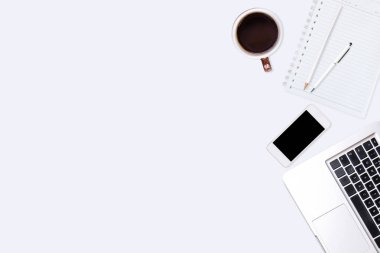 Dizüstü bilgisayar, smartphone, defter, kalem, kurşun kalem ve kahve ile modern beyaz ofis resepsiyon masası. Çalışma Resepsiyon Masa kavramı. Üstten görünüm kopya alanı, düz ile yatıyordu.