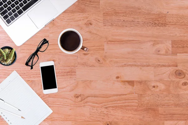 Mesa Escritorio Oficina Moderna Madera Con Computadora Portátil Teléfono Inteligente — Foto de Stock