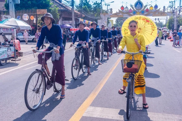 泰国清迈 2019年1月18日 博桑伞节 36周年 在圣坎佩恩一年一度的伞节期间 身着传统服装的不明身份的人们骑自行车 — 图库照片