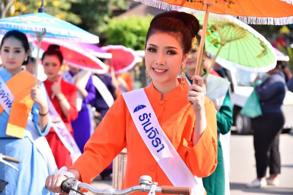 チェンマイ 2019 Borsang 傘祭り Kampaeng で傘祭の間に伝統的な衣装の女性 — ストック写真