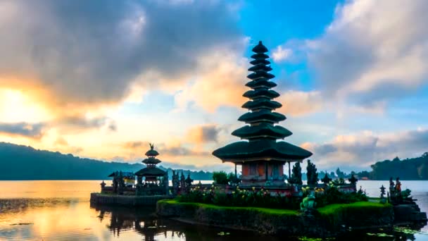 巴厘岛 Pura Ulun Bratan 的早晨的时光流逝 布拉坦湖上的印度教寺庙 印度尼西亚巴厘岛的希瓦特和水上寺庙 印度教寺庙 — 图库视频影像