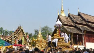 CHIANG MAI, THAILAND - 13 Nisan 2018: Chiang Mai Songkran Festivali. Buda Phra Singh 'i yıkama geleneği yıllık olarak yürüdü. İnancına saygı duyarak.