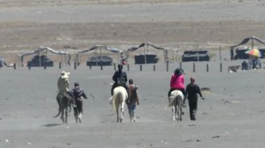 Turistler Mount Bromo atbinicilik hizmetleri Doğu Java, Semeru, Tengger Milli Parkı, Endonezya en çok ziyaret edilen turistik biridir. 