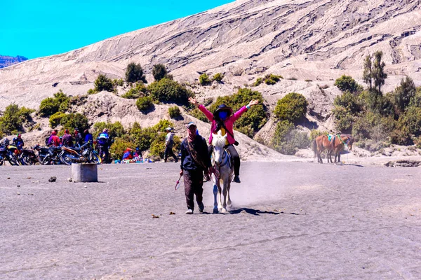 Turister hästridning tjänster på Mount Bromo. — Stockfoto