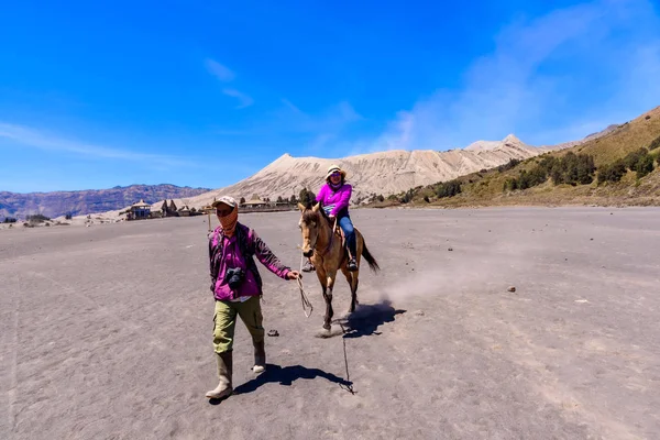 Turistas Servicios de equitación en el Monte Bromo . — Foto de Stock