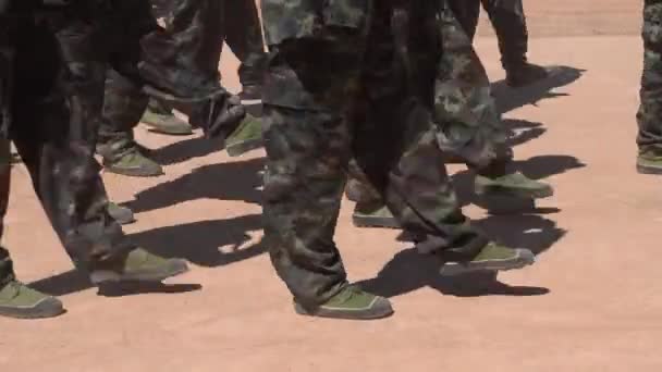 Soldados Con Uniforme Camuflaje Marchando Formación Desfile Día Nacional Fuerzas — Vídeo de stock