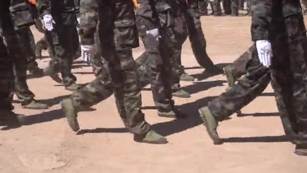 Soldater Med Enhetliga Kamouflage Marscherar Formation Parad Nationaldagen Armé Styrkor — Stockvideo