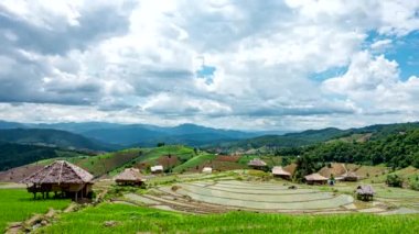 Zaman atlamalı, bulutlar pirinç teras alanları üzerinde hareket PA Bong Piang köyünde su yansıyan Chiang Mai, Tayland. video 4k