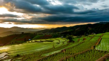 Zaman atlamalı, Sunset rrice Teras alanları üzerinde PA Bong Piang köyü Chiang Mai, Tayland su yansıtılır. video 4k