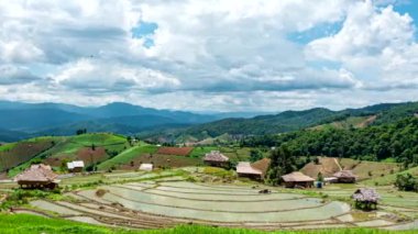 Zaman atlamalı, bulutlar pirinç teras alanları üzerinde hareket PA Bong Piang köyünde su yansıyan Chiang Mai, Tayland. Kamera pan, video 4k