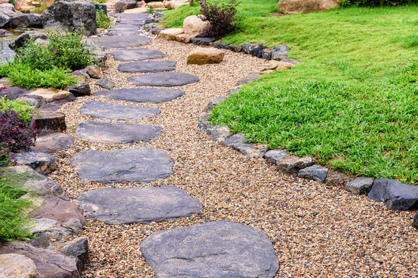 Stone stepping pathway in a Japanese style garden — Stock Photo, Image