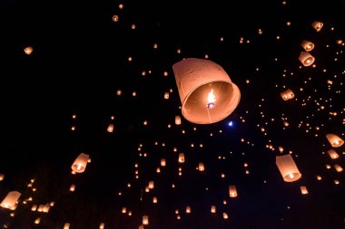 Loy Krathong Festivali'nde gökyüzünde yüzen fenerler 