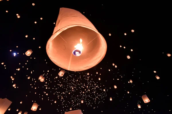 Flytande lyktor på himlen i Loy Krathong Festival — Stockfoto