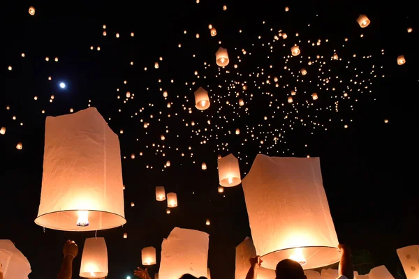 Lebegő lámpások az égen a Loy Krathong fesztiválon — Stock Fotó