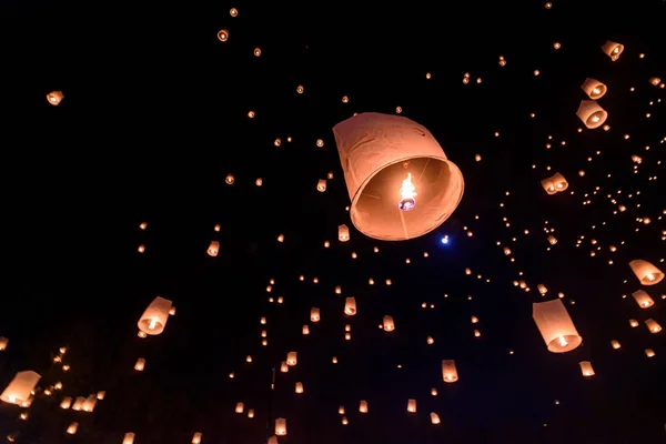 Loy Krathong Festivali'nde gökyüzünde yüzen fenerler — Stok fotoğraf