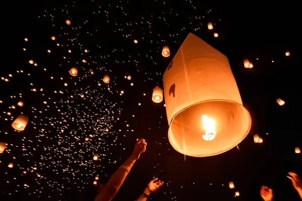 Plovoucí lampióny na obloze na Loy Krathong festival — Stock fotografie