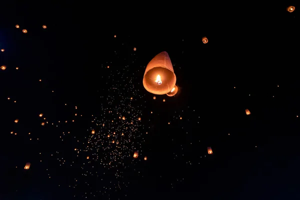 Floating lanterns on sky in Loy Krathong Festival — Stock Photo, Image