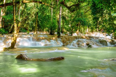 Laos 'un en çok ziyaret edilen turistik merkezlerinden biri olan Luang Prabang' daki Tad Sae Şelalesi.