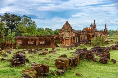 Vat Phou veya Wat Phu, Güney Laos 'un Champasak ilindeki UNESCO dünya mirası alanıdır. Wat Phou Hindu tapınağı Champasak Eyaleti, Güney Laos