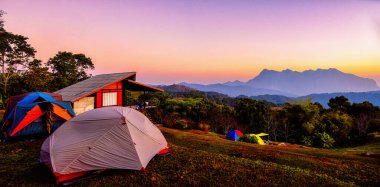 San Pa Kia, Doi Mae Ta Man tepesindeki çadır Chiang Dao bölgesinde, Tayland 'ın Chiang Mai bölgesinde yer alır..