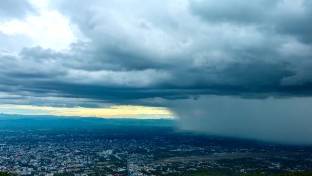 Время Видео Темное Драматическое Небо Проливным Дождем Над Городом Чиангмай — стоковое видео