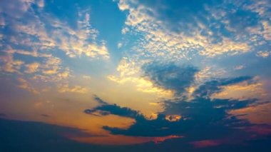 Zaman aşımı videosu 4K, güzel hareket eden bulutlar ve mavi gökyüzü arkaplanı, bulutlu manzara görüntüleri