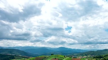 Zaman aşımı videosu 4K, güzel hareket eden bulutlar ve dağların üzerindeki mavi gökyüzü, bulutların görüntüsü.