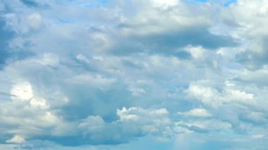 Zaman aşımı videosu 4K, güzel hareket eden bulutlar ve mavi gökyüzü arkaplanı, bulutlu manzara görüntüleri