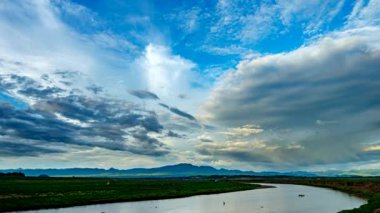 Zaman aşımı videosu 4K, güzel hareket eden bulutlar ve dağların üzerindeki mavi gökyüzü, bulutların görüntüsü.