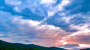 Zaman aşımı videosu 4K, güzel hareket eden bulutlar ve dağların üzerindeki mavi gökyüzü, bulutların görüntüsü.