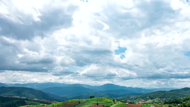 Time Lapse Videó Gyönyörű Mozgó Felhők Kék Hegyek Felett Felvétel — Stock videók