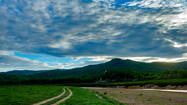 Time Lapse Video Prachtige Bewegende Wolken Blauwe Lucht Boven Bergen — Stockvideo