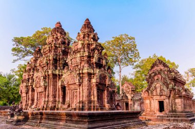 Banteay Srei Tapınağı. Pembe kumtaşında, kadın tapınağı denilen güzel antik şato. Siem Reap, Kamboçya