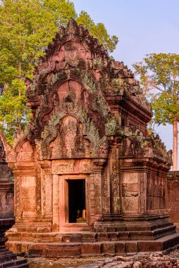 Banteay Srei Tapınağı. Pembe kumtaşında, kadın tapınağı denilen güzel antik şato. Siem Reap, Kamboçya