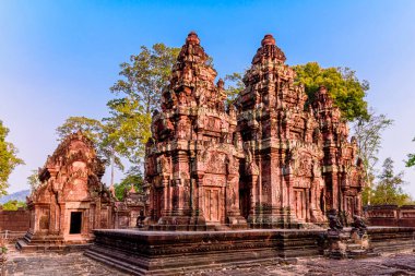 Banteay Srei Tapınağı. Pembe kumtaşında, kadın tapınağı denilen güzel antik şato. Siem Reap, Kamboçya