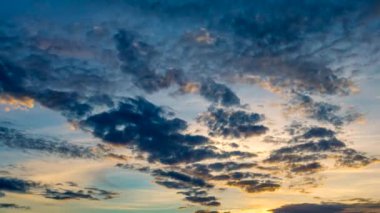 Zaman aşımı videosu 4K, güzel hareket eden bulutlar ve mavi gökyüzü arkaplanı, bulutlu manzara görüntüleri