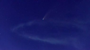 Yıldızlar arasında gece vakti hızlandırılmış video 4K, Comet C / 2020 F3 (NEOWISE). Fotoğraf: Chiang Mai, Tayland 23 Temmuz 2020.