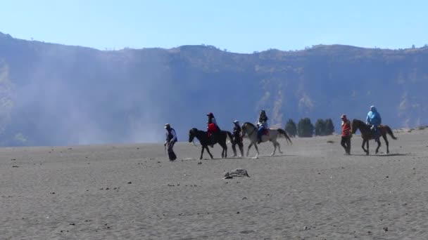 Bromo Indonésia Setembro 2018 Turistas Serviços Equitação Monte Bromo Uma — Vídeo de Stock