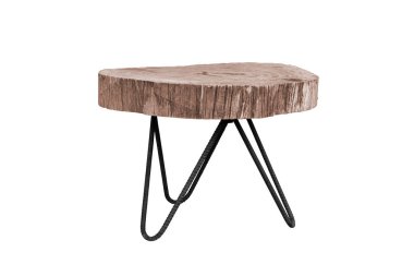 Çelik bacaklı ahşap masa beyaz arka planda izole edilmiş, patikayla çalışıyor..