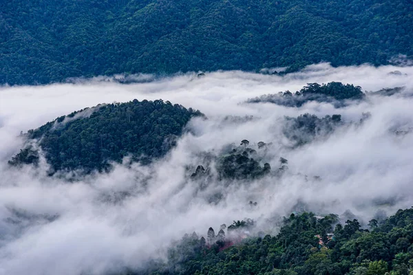 Misty ile güzel bir manzara sabah şafağı Doi Mon Ngao bakış açısı, Chiang Mai kuzey Tayland