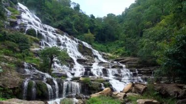 Mae Ya şelalesi Doi Inthanon Ulusal Parkı 'nın en ünlü şelalesidir, Chiang Mai, Tayland. Tayland 'ın en çok ziyaret edilen turistik yerlerinden biri.