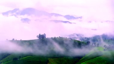 Zaman aşımı videosu 4K, güzel hareket eden bulutlar ve dağların üzerindeki mavi gökyüzü, bulutların görüntüsü.