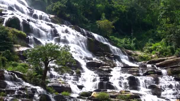 ヤ滝は タイのチェンマイにあるドイ インタノン国立公園で最も美しい滝です タイで最も訪問された観光スポットの1つ — ストック動画