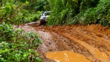 CHIANG MAI, THAILAND - 13 AĞUSTOS 2018: Mitsubishi Triton off-road otomobili kırsal kesimde, Chiang Mai, Tayland. Dört çeker kamyonet çamura saplandı ve bataklıktan çıkmaya çalışıyor..