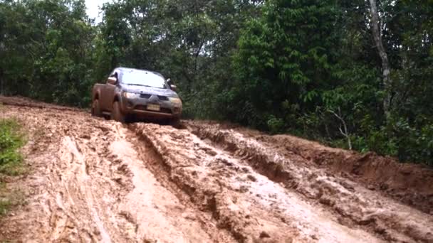 2018年8月13日 チェンマイ県の泥だらけの道を走る三菱トリトン オフロード車の運転手 泥の中に立ち往生し 泥沼から抜け出すしようとする四輪駆動ピックアップトラック — ストック動画