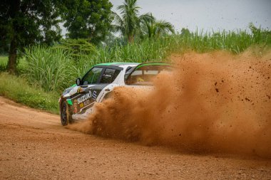 THAILAND, KAMPHAENG PHET - 13 SEPTEMBER: Sürücü Anucha Sorndaeng ve yardımcısı Penneung Jeenchiam F2 Tayland Ralli Şampiyonası 2020 Tur 3, Tayland Kamphaeng Phet, Tayland.