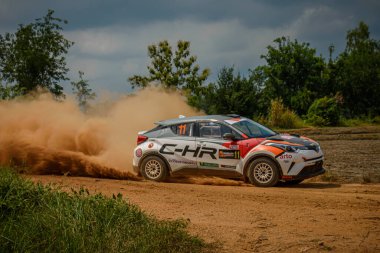 THAILAND, KAMPHAENG PHET - 13 Eylül: Sürücü Mana Pomsiricherd ve yardımcısı Kittisak Klinchan F2 Tayland Ralli Şampiyonası 2020 Tur 3, Tayland Kamphaeng Phet, Tayland.