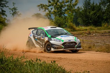 THAILAND, KAMPHAENG PHET - 13 Eylül: Sürücü Pongtewan Meewattana ve yardımcısı Yutthachai Poompoly F2 Tayland Ralli Şampiyonası 'nda bir Ford Fiesta yarışında 2020 Tur 3, Tayland Kamphaeng Phet, Tayland.